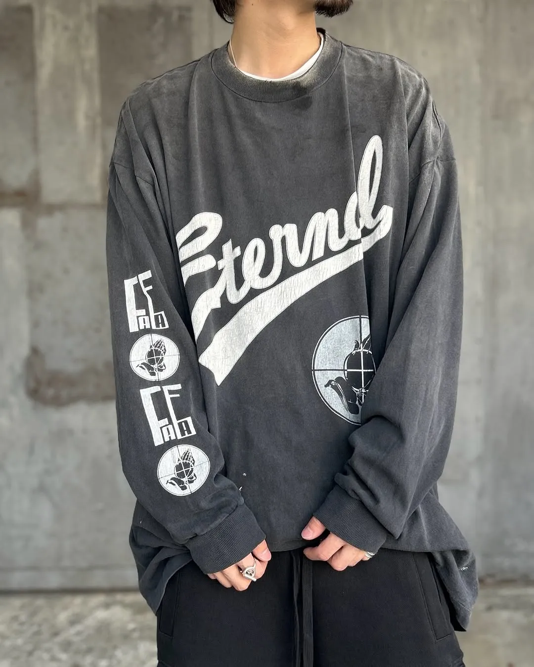 JERRY, the old dog, personally carries the goods SAINT Mxxxxxx × FEAR OF GOD FG_LS TEE/SNT OF GOD/BLK FOG joint model SAINT OF GOD/ETERNAL prayer sight long sleeves, washed black S-XL This season's blockbuster joint model FOG manager JERRY personally carries the goods. The SAINT OF GOD series collaboration has gained quite a lot of buzz. Customized original joint SAINT OF GOD main label/washed label Top-notch printing technology, using silver sand and cracked pulp on the front and rear panels, and heavy washing water to create a natural washed effect of printing, deep restoration
